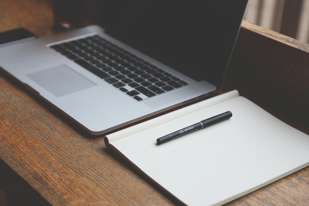 desk-g39c8d5891_1920.jpg