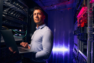 süsteemiadministraator serveriruumis