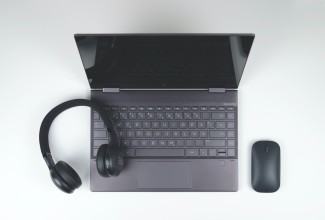 Minimalistlik arvutitöökoht: süler, klapid ja hiir